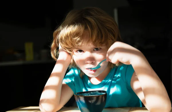 Çocuklar Için Beslenme Sağlıklı Beslenme Alışkanlıkları Çocuklar Yemeği Çocuk Mutfakta — Stok fotoğraf