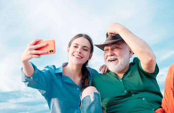 Staruszek Piękna Młoda Dziewczyna Przytulają Się Robią Selfie Wnuczka Starszym — Zdjęcie stockowe