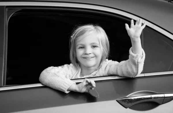 Uma Menina Está Enfiar Cabeça Pela Janela Carro Viagem Carro — Fotografia de Stock