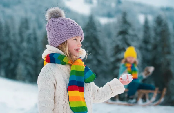 Holčička Kluk Užívají Den Hraní Zimním Lese Děti Sourozenci Baví — Stock fotografie