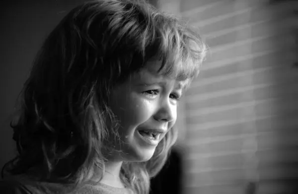 一个小孩的近身面对着哭泣的泪水 心烦意乱的孩子对儿童的家庭暴力 压力或沮丧的概念 — 图库照片
