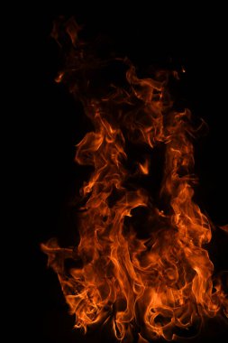 Yangın alevi siyah arkaplanda izole edildi. Alevler, soyut doku. Ateş deseni için sanat tasarımı, alev dokusu