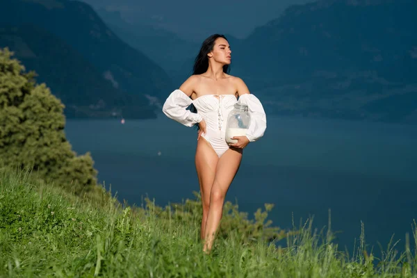 Cuerpo Completo Mujer Con Botella Leche Aire Libre Los Alpes — Foto de Stock