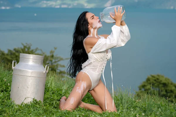 Granja Lechera Concepto Ordeño Leche Natural Orgánica Mujer Con Leche — Foto de Stock