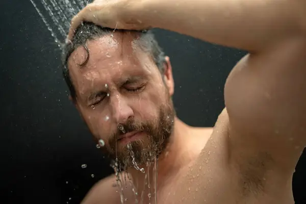 西班牙男人在浴室里洗头发 有人在浴缸里洗澡水头男人的脸在洗澡 男人在浴室里洗澡 男人洗澡 浴室的概念 男人在浴室里的水滴里 — 图库照片