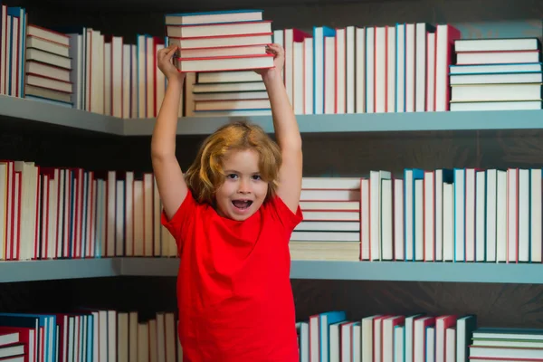 Niño Escuela Emocionado Tiene Montón Libros Pequeño Estudiante Leyó Libro — Foto de Stock