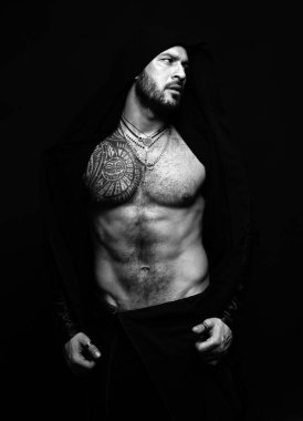Mükemmel karın kasları olan genç adamın kaslı ve seksi gövdesi. Fitness karın kası. Adam altılı paket