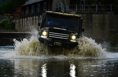Off-road yarışında çamur ve su sıçraması. Çamur ve su yarış dışı sıçrıyor. Çamurlu bir arazide izler. En iyi off road araçları. Ralli yarışı