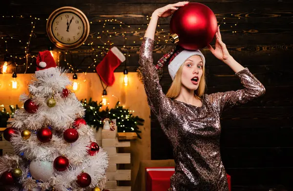 Nyår Presenter Känslor Julförberedelser Gåva Känslor Rolig Tjej Santa Kostym — Stockfoto