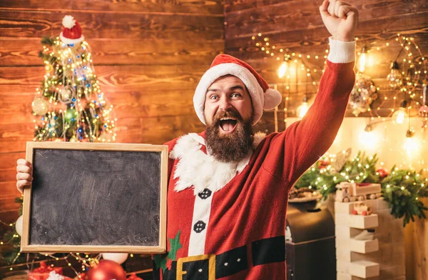 Çılgın Komik Hippi Noel Baba Yazı Tahtasıyla Yaklaş Noel Baba — Stok fotoğraf