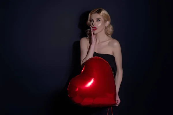 Kobieta Zakochana Sercu Piękna Młoda Kobieta Trzymająca Czerwone Balony Walentynki — Zdjęcie stockowe