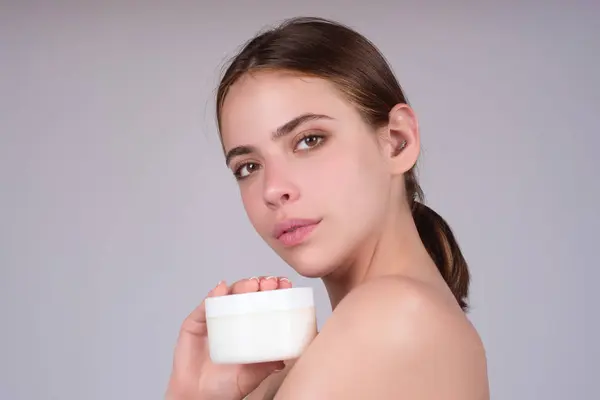 Beautiful Model Applying Cosmetic Cream Treatment Face Facial Treatment Beauty — Stockfoto