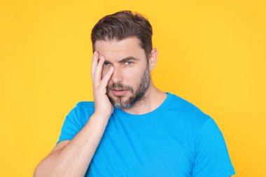 Elleri çenesinde soru sormayı düşünen, düşünceli bir adam. Düşünceli erkek yüzü. Şüphe, düşünür. Düşünceli düşünceli adam. İnsan yüzü ifadeleri, duyguları ve duyguları. Şüpheci ifade