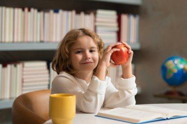 Bilgi ve eğitim okulu konsepti. Öğrenci kütüphanede kitap okuyor. Çocuklar okumayı öğrenir.