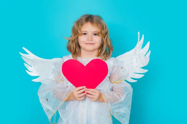 ハートを持った天使の子供 美しい小さな天使 隔離されたスタジオショット 天使の翼を持ったかわいい子 キューピッド バレンタインデーコンセプト — ストック写真
