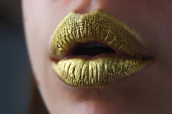 Labios Con Efecto Brillo Dorado Boca Mujer Cierra Lápiz Labial — Foto de Stock