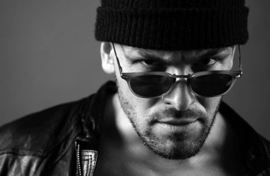 Ciddi yüzlü yakışıklı bir adamın portresi