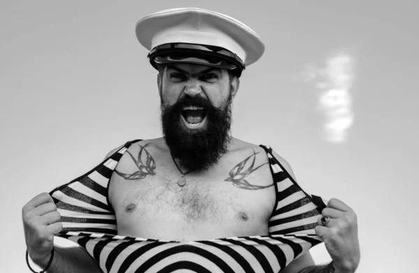 Αστείος Ενθουσιασμένος Καπετάνιος Πρόσωπο Έκφρασης Ναύτης Στο Φόντο Του Ουρανού — Φωτογραφία Αρχείου