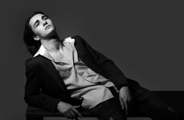 Kameraya bakan şık yakışıklı adam, modacı adam. Zarif giyinmiş seksi erkek manken, erkek modası.