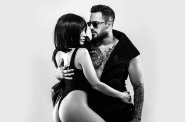 Güzel, tutkulu bir çift sarılıyor. Gömleksiz, kaslı bir adam kız arkadaşını kucaklıyor. Birbirine aşık genç bir çift. Tutkulu bir kucaklaşmayla aşık seksi çift