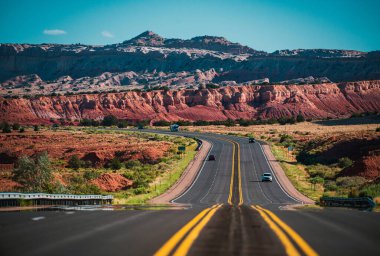 Monument Valley Yolu. Seyahat tatilinde otoyol
