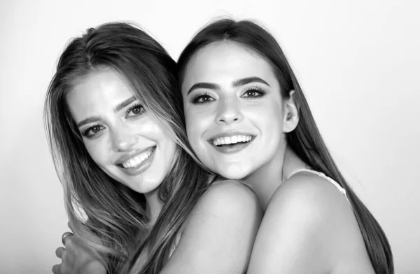 Retrato Jóvenes Modelos Sonrientes Felices Dos Chicas Con Hermosos Ojos —  Fotos de Stock