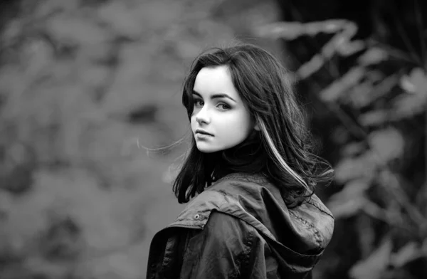 Tienermeisje Het Park Herfstseizoen Portret Van Een Mooie Lachende Meisje — Stockfoto