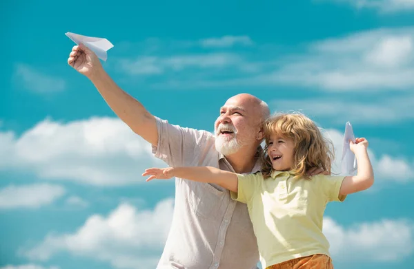 Genç Torun Yaşlı Büyükbaba Oyuncak Kağıt Uçakla Yaz Gökyüzü Arka — Stok fotoğraf