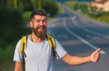 Adam arabayı yolda yakalar, otomatikman dururlar. Otomatik durdurma. Adam otostop çekiyor. Yolda bir adam oy veriyor. Adam geçişi durdurmaya çalışıyor. Ülkeyi dolaş.