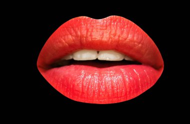 Siyah arka planda izole edilmiş kırmızı seksi dudaklar, güzel dudaklar, güzel kırmızı ruj.