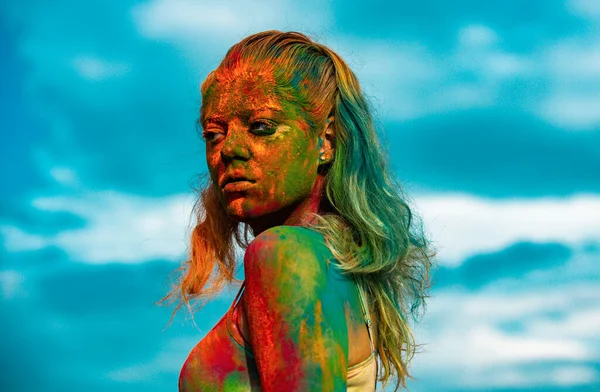 Porträtt Ung Flicka Målad Färgpulver Färg Ansikte Med Färgglada Holi — Stockfoto