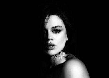 Güzel yüzlü kadın, yüz portresi. Güzel, hassas, genç bir kız. Moda modeli stüdyoda izole edildi