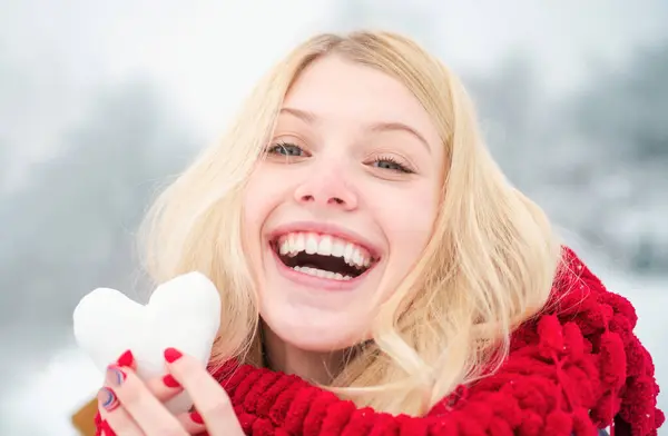 戴着手套的女孩拿着雪球 一个快乐的女人在冬天的画像 快乐的女孩在外面 风趣的年轻女子在户外享受初雪 — 图库照片