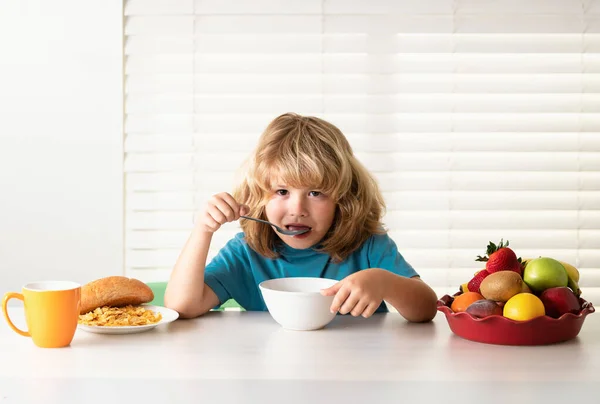 Mały Chłopiec Zdrowe Śniadanie Odżywianie Rozwój Dzieci Głód Apetyt Jedzenie — Zdjęcie stockowe