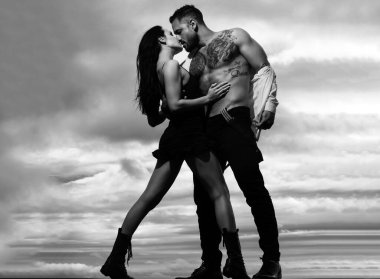 İnsanları sevmek, aşıkların aşkı hissetmesi. Seksi bir çift. Tutkulu seksi anlar