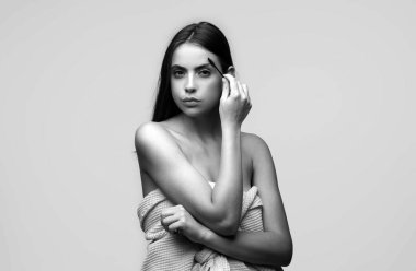 Uzun kirpikleri ve kaşları olan güzel bir kadın. Makyaj ve kozmetik konsepti. Mükemmel kaşları olan güzel bir kadın gözü. Kaş fırçası olan güzel bir kız. Kaş düzeltmesi.