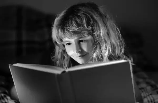 Criança Lendo História Dormir Quarto Escuro Bonito Menino Ler Livro — Fotografia de Stock