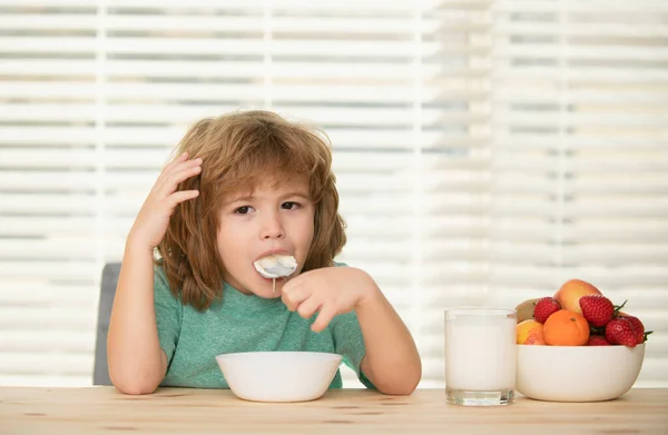 孩子吃东西 健康的小男孩在用勺子喝汤 — 图库照片