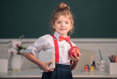 Okuldaki sevimli çocuk. Çocuk sınıfta tahtada öğreniyor..