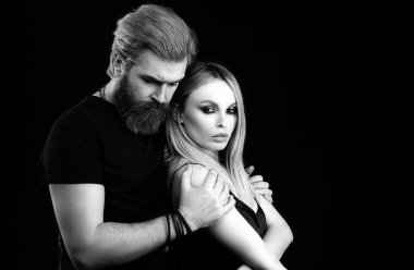 Şehvetli bir çiftin yakın plan portresi. Birbirine aşık bir çift. Kadın sevgilisini baştan çıkarıyor.