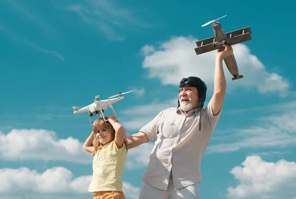 Großvater Und Enkel Halten Flugzeug Und Drohne Gegen Den Himmel — Stockfoto