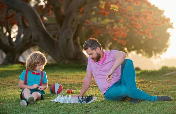 Šachová Škola Pro Děti Otec Syn Hrají Šachy Ležící Trávníku — Stock fotografie