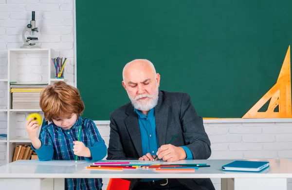 Avô Filho Estão Aprendendo Aula Conceito Educação Estudantes Tutores Volta — Fotografia de Stock