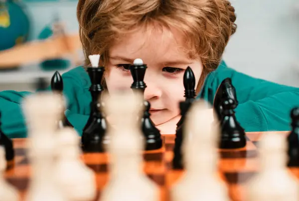 聪明的小男孩在想下棋 儿童早期发育 儿子在家里下棋 特写特写 滑稽的脸 — 图库照片