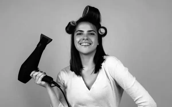 Usmívající Dívka Rovnými Vlasy Sušení Vlasy Profesionálním Fénem — Stock fotografie