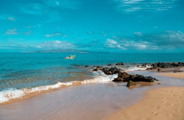 Deniz manzarası, doğa geçmişi. Güneşli bir günde açık okyanus suyuyla dolu gök mavisi bir sahil.