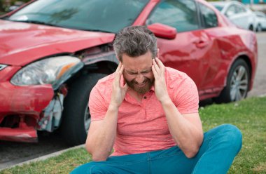 adam sürücü adam otomobil kazasında çarpışma trafik kazası şehir yol önünde