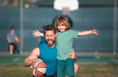 Baba oğul basketbol oynuyor. Sağlıklı tatil ve aile aktivitesi kavramı
