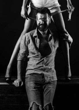 Gözleri kırmızı çizgili, sakallı yakışıklı bir adam. Seksi, uzun, formda kadın bacakları. Kot pantolon giyen sakallı adam. Sevgi dolu bir çift cinsel oyunlar oynuyor. Aşıklar ön sevişme kavramı