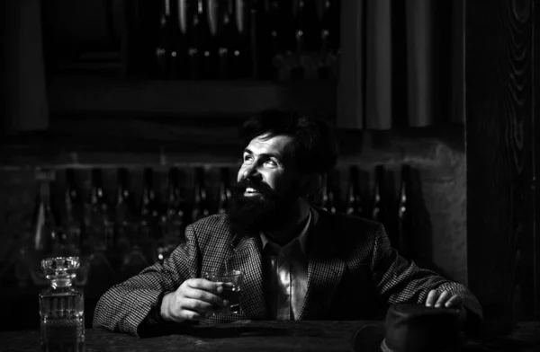 Yakışıklı Sakallı Adam Barda Viski Içiyor Hippi Barda Brendi Içiyor — Stok fotoğraf